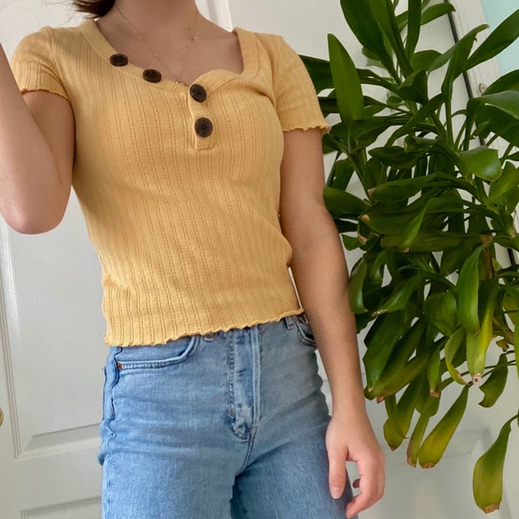 Cute sunflower yellow knit crop top - Picture 4 of 4